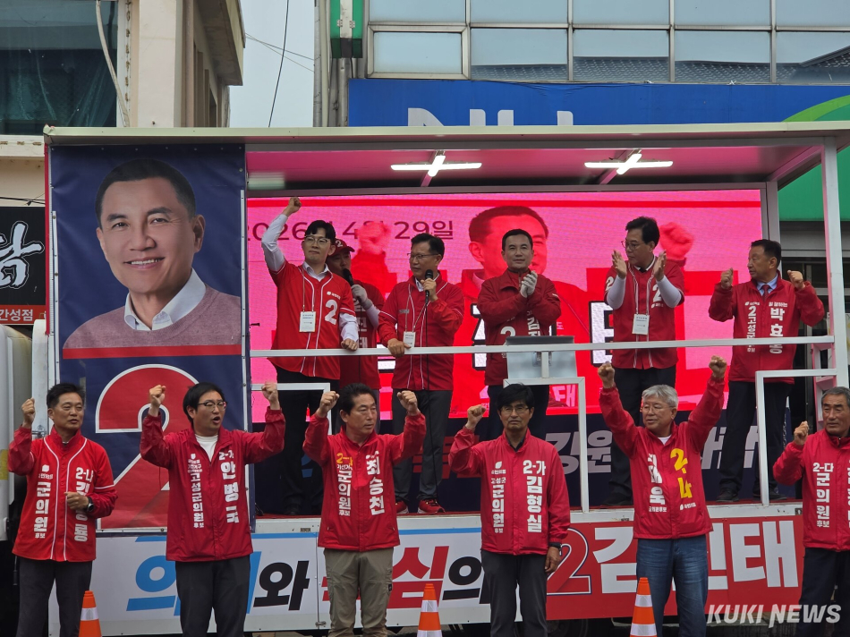 국민의힘 송언석 원내대표와 김진태 강원특별자치도 도지사 후보가 27일 강원 고성군을 찾아 박효동 고성군수 후보를 비롯해 같은 당 후보들에 대한 지지를 호소했다. 조병수 기자.