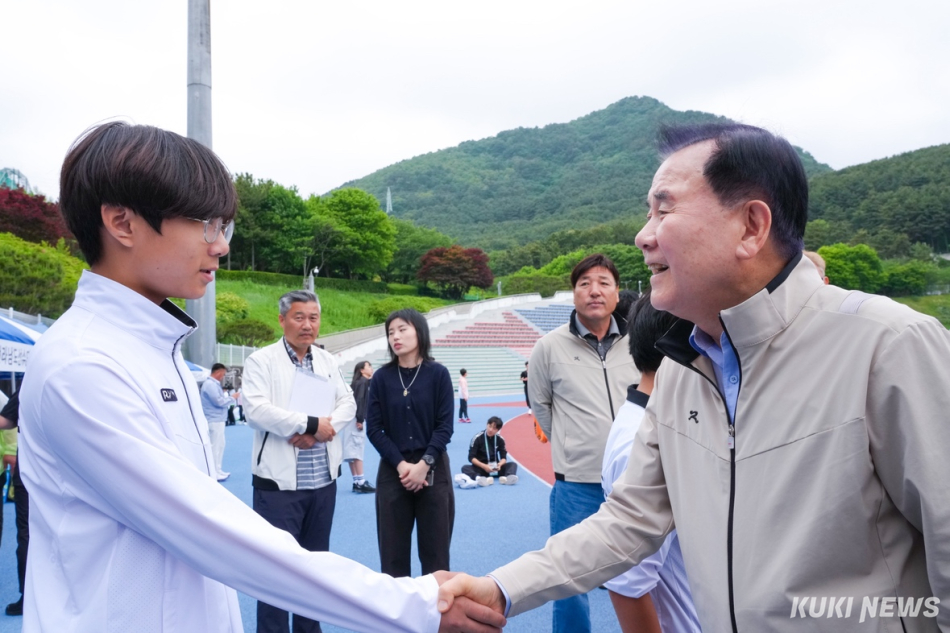 김지철 충남교육감이 제55회 전국소년체육대회에 참가한 선수를 격려하고 있다.