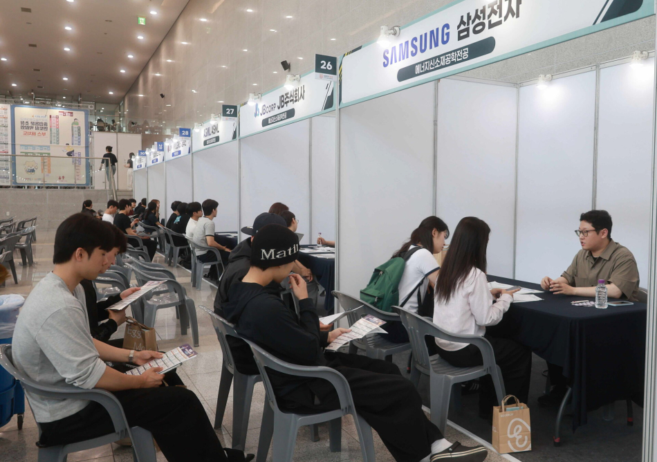 한국기술교육대 재학생들이 27일 학교를 방문한 취업 동문(오른쪽)과 상담을 하고 있다. 한기대