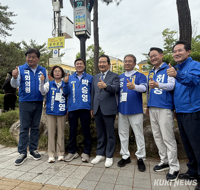 26일 홍천에서 열린 ‘더불어 힘차게 민주당 총력대회’에서 정세균 전 총리와 국회의원들이 박승영 후보 지원유세를 펼쳤다. (사진=박승영 후보 측)