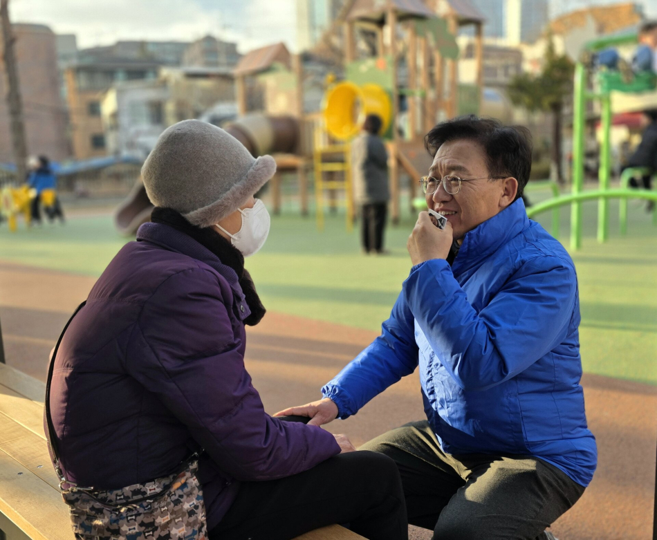 강태웅 더불어민주당 용산구청장 후보가 시민과 대화하고 있다. 강태웅 캠프 제공