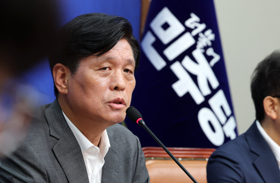 더불어민주당 총괄선거대책본부장인 조승래 사무총장이 27일 서울 여의도 국회에서 열린 기자간담회에서 발언하고 있다. 연합뉴스