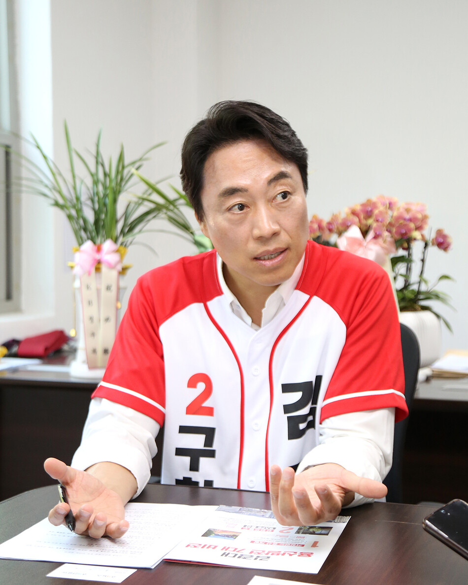 김경대 국민의힘 용산구청장 후보가 지난 15일 서울 한강로1가 선거사무소에서 쿠키뉴스와 인터뷰하고 있다. 김경대 캠프 제공
