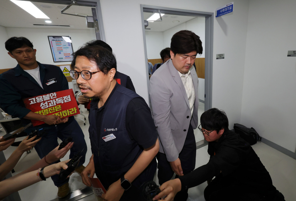 서승욱 카카오 노조 지회장과 사측 관계자들이 27일 경기 수원시 경기지방노동위원회에서 열린 카카오 노사 2차 조정 회의에 참석하기 위해 조정회의실로 들어가고 있다. 공동취재단