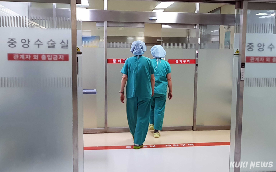 서울의 한 상급종합병원 수술실 안으로 의료진이 들어가고 있다. 쿠키뉴스 자료사진