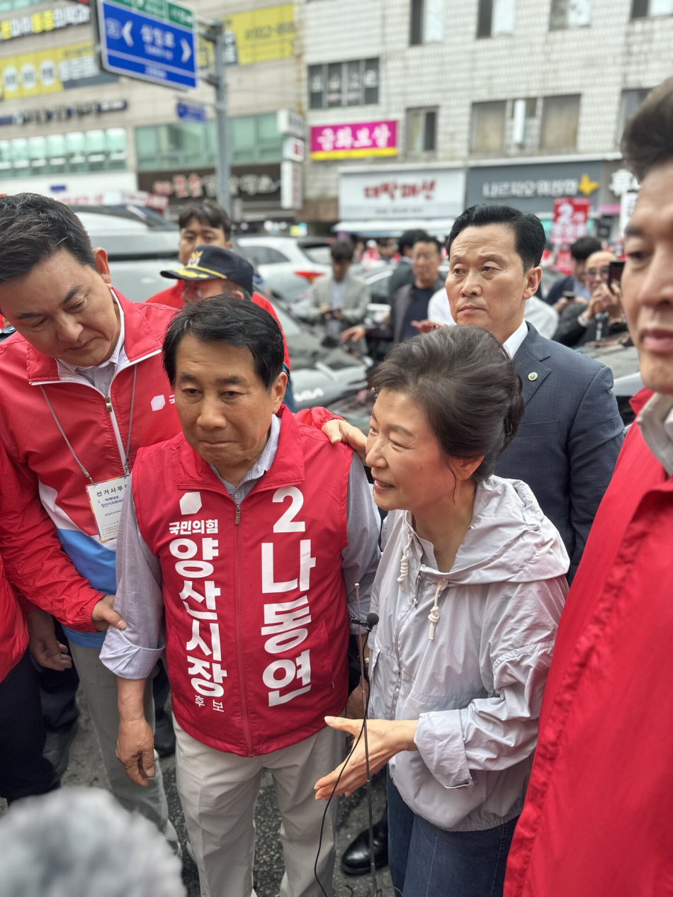 박근혜 전 대통령이 27일 오후 양산시 남부시장을 방문해 나동연 양산시장 후보를 지원했다. 나동연 후보 캠프 제공