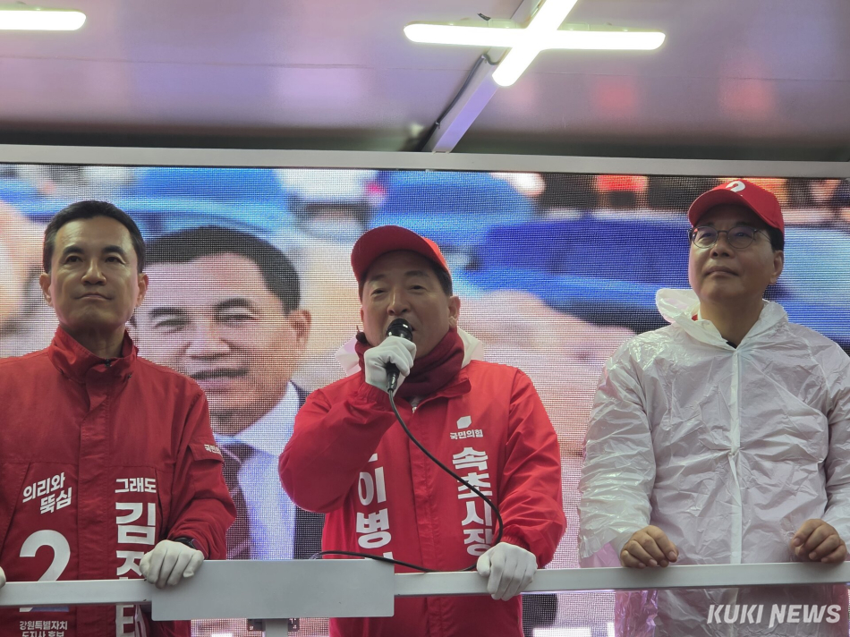 국민의힘 송언석(사진 오른쪽) 원내대표와 김진태(사진 왼쪽) 강원도지사 후보는 27일 속초시를 찾아 6·3 지선에 출마한 같은당 후보 지지를 호소하는 합동유세를 펼쳤다. 사진은 이병선 속초시장 후보가 지지 연설을 하는 모습. 조병수 기자.