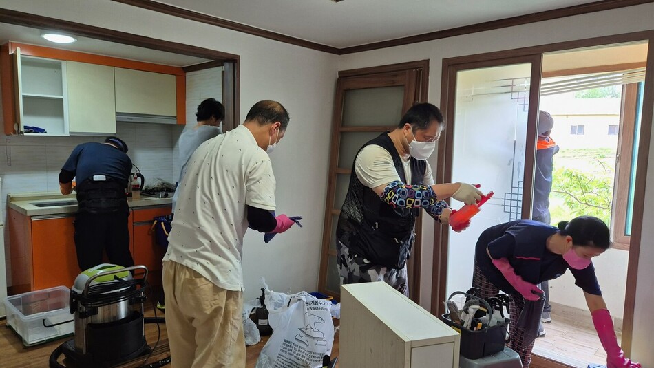 27일 자원봉사자들이 아산 둔포면의 저장강박 의심가구을 방문해 주거개선 활동을 펼치고 있다.