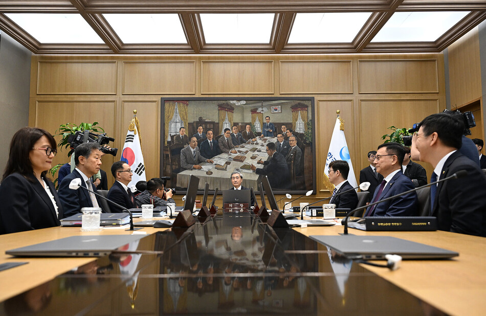 신현송 한국은행 총재가 28일 서울 중구 한국은행 본관에서 열린 취임 후 첫 금융통화위원회 본회의를 주재하고 있다.