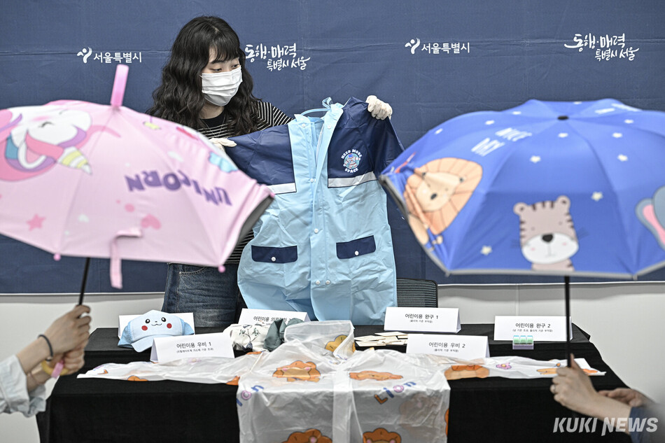 서울시 관계자가 28일 서울 중구 서울시청에서 해외직구 어린이용 우비의 안전성 검사 결과를 설명하고 있다.