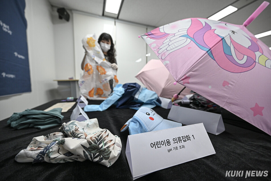 28일 서울 중구 서울시청에 해외직구 어린이용품 안전성 검사에서 부적합 판정을 받은 우양산과 의류잡화 등이 놓여 있다.