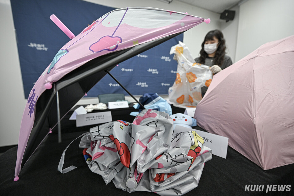 28일 서울 중구 서울시청에 해외직구 어린이용품 안전성 검사에서 부적합 판정을 받은 우양산과 의류잡화 등이 놓여 있다.
