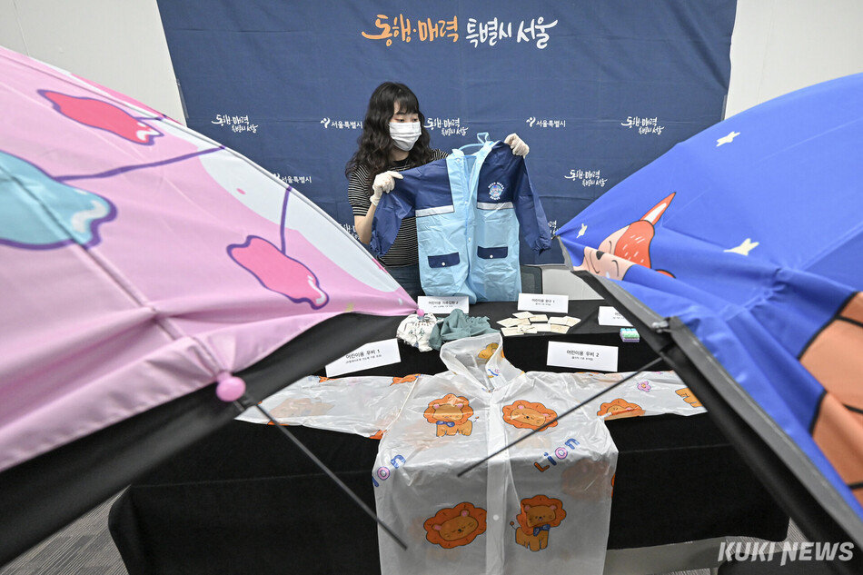 서울시 관계자가 28일 서울 중구 서울시청에서 해외직구 어린이용 우비의 안전성 검사 결과를 설명하고 있다.