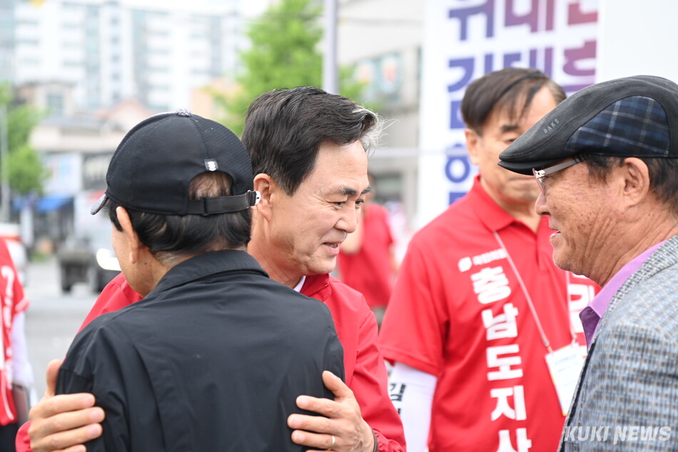 김태흠 국민의힘 충남도지사 후보는 28일 서천특화시장을 방문해 소상공인과 군민들을 만나 지역 현안을 청취하고, 서천군수 후보 및 광역·기초의원 후보들과 합동유세를 펼치며 지지를 호소했다. 더쎈충남캠프