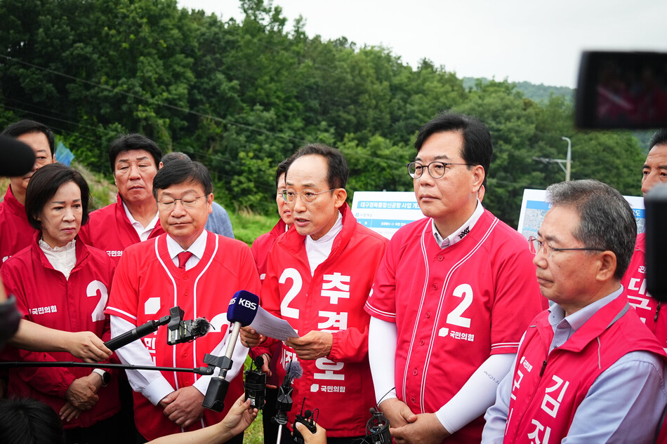 추경호 국민의힘 대구시장 후보가 28일 대구 군위군 소보면 내의리 대구경북통합신공항 건설 예정 부지를 찾아 현장을 둘러본 뒤 국가 주도 전환 등 입장을 밝히고 있다. 후보 측 제공