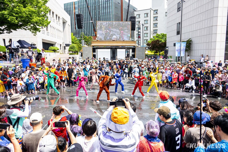 24일 춘천 중앙로 일대에서 펼쳐진 춘천마임축제 개막난장 ’아!水라장’