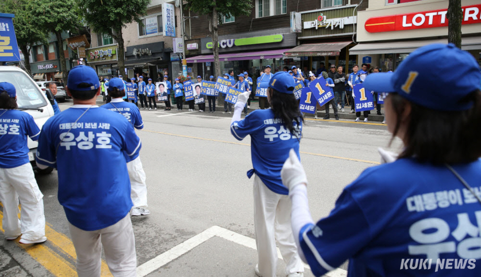 28일 강원 화천군 화천읍내에서 열린 더불어민주당 유세에 참여한 선거운동원들이 팻말을 들고 지지를 호소하고 있다.