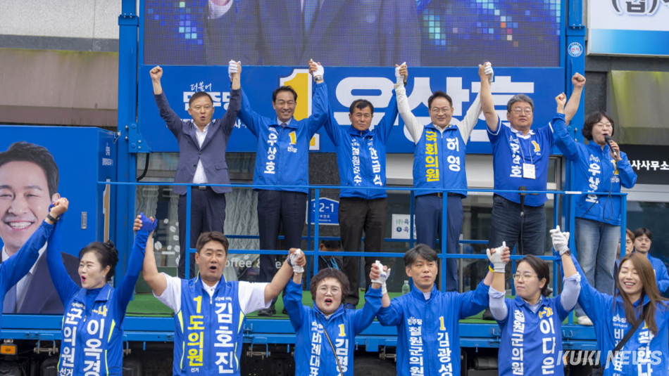 우상호 더불어민주당 강원도지사 후보가 28일 강원 철원군 읍내 철원군청 앞에서 한금석 철원군수 후보 지원유세를 하고 있다.