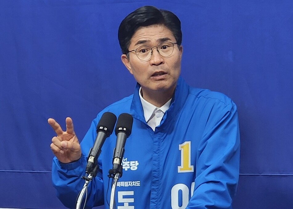 이원택 더불어민주당 전북도지사 후보가 28일 전북도의회에서 기자회견을 통해 거짓으로 대통령까지 선거에 끌어들인 무소속 김관영 후보의 사퇴를 촉구하고 있다.