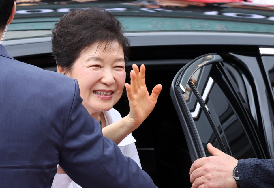 박근혜 전 대통령이 28일 강원 원주시 중앙시장을 방문해 시민에게 손을 들어 인사하고 있다. 연합뉴스