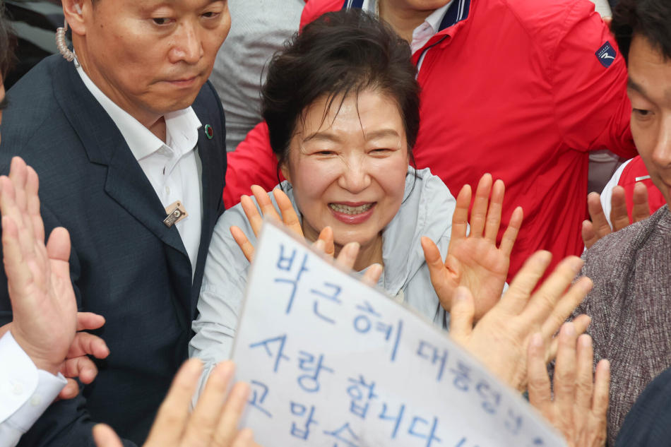 박근혜 전 대통령이 27일 부산광역시 기장군 기장시장을 방문, 시민들과 인사를 나누고 있다. 연합뉴스