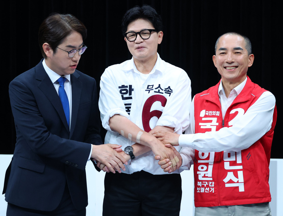 28일 오후 부산 동구 부산 MBC에서 열린 북갑 보궐선거 후보자 토론회에서 하정우 더불어민주당 후보, 한동훈 무소속 후보, 박민식 국민의힘 후보가 토론에 앞서 손을 맞잡고 있다. 연합뉴스