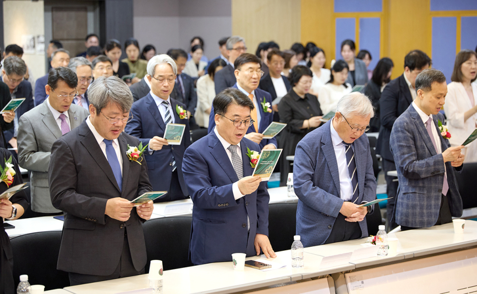 인제대가 개교 기념식에 참석한 내빈들이 교가를 제창하고 있다. 인제대 제공