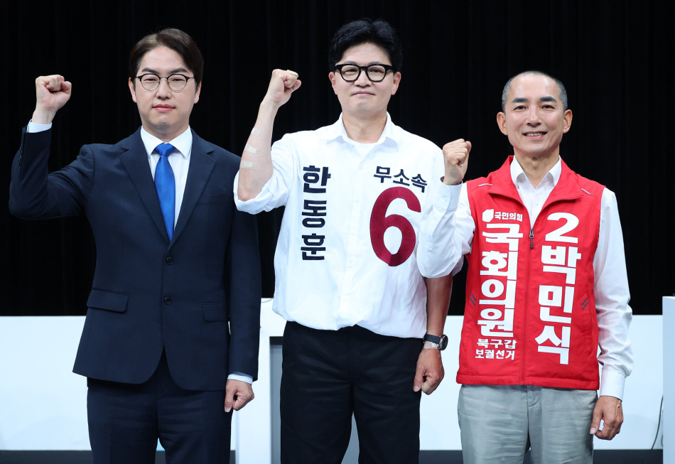 부산 북갑 국회의원 재보궐선거에 출마한 하정우(왼쪽부터) 더불어민주당 후보, 한동훈 무소속 후보, 박민식 국민의힘 후보가 28일 오후 부산 동구 부산MBC에서 열린 북갑 보궐선거 후보자 토론회서 파이팅을 외치고 있다. 연합뉴스