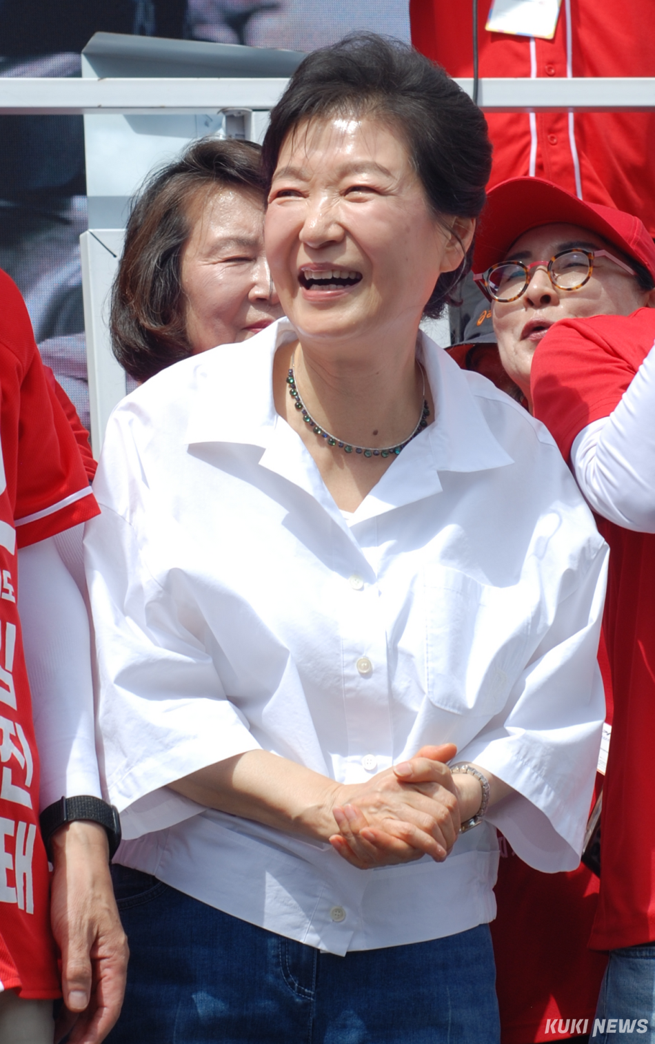 28일 오후 강원 횡성군 횡성읍을 찾은 박근혜 전 대통령. 윤수용 기자