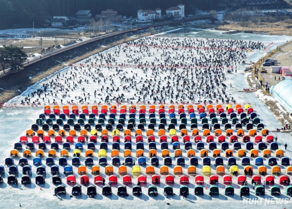 평창군이 문화체육관광부가 주관한 2026년 계획 공모형 지역관광개발 사업 공모에 최종 선정돼 진부면 송어축제장 일대에 60억원이 투입돼 ‘오대천이 흐르는 평창송어파크’가 조성된다. 2026년 평창송어축제 모습. 평창군 제공