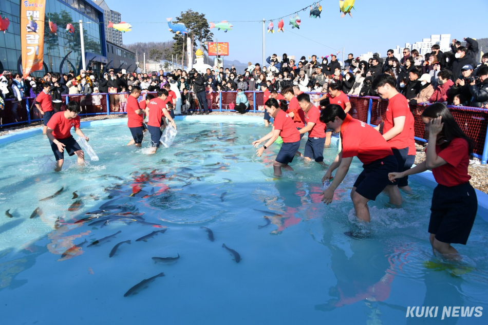 평창군이 문화체육관광부가 주관한 2026년 계획 공모형 지역관광개발 사업 공모에 최종 선정돼 진부면 송어축제장 일대에 60억원이 투입돼 ‘오대천이 흐르는 평창송어파크’가 조성된다. 2026년 평창송어축제 모습. 평창군 제공