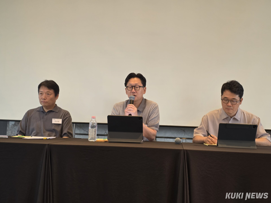 (왼쪽부터)김상범 검색 플랫폼 부문장, 김광현 CDO, 이일구 콘텐츠 서비스 부문장이 28일 서울 중구 더플라자 호텔에서 ‘AI 시대 네이버의 데이터‧콘텐츠 전략’을 주제로 열린 미디어 라운드 테이블을 통해 기자들의 질문에 답하고 있다. 정우진 기자