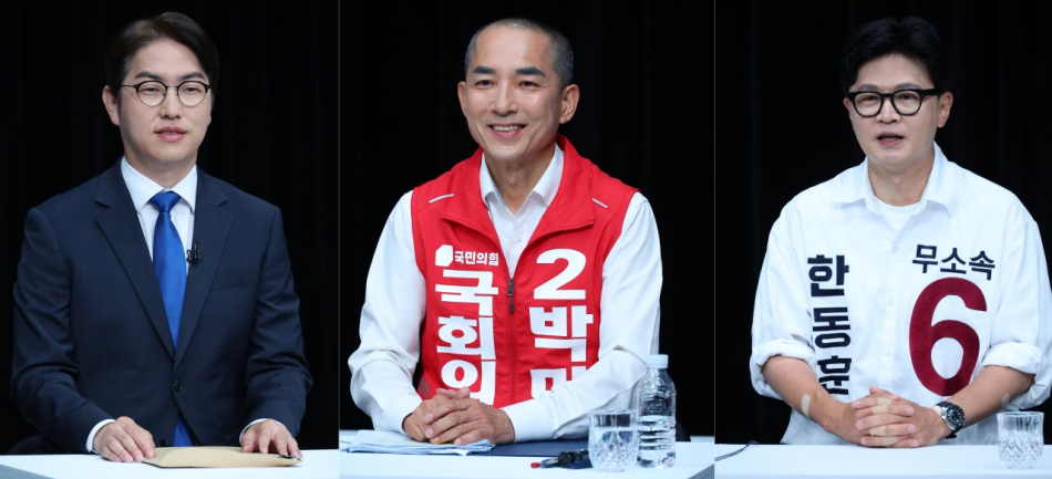 28일 오후 부산 동구 부산 MBC에서 열린 부산 북갑 재보궐선거 후보자 토론회에서 하정우 더불어민주당 후보, 박민식 국민의힘 후보, 한동훈 무소속 후보가 토론회에 앞서 리허설을 하고 있다. 연합뉴스
