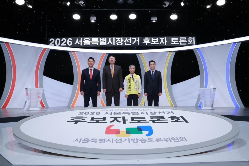 28일 서울 마포구 SBS 프리즘타워에서 열린 2026 서울특별시장선거 후보자토론회에 앞서 후보들이 기념촬영을 하고 있다. 사진 왼쪽부터 오세훈 국민의힘 후보, 김정철 개혁신당 후보, 권영국 정의당 후보, 정원오 더불어민주당 후보. 연합뉴스