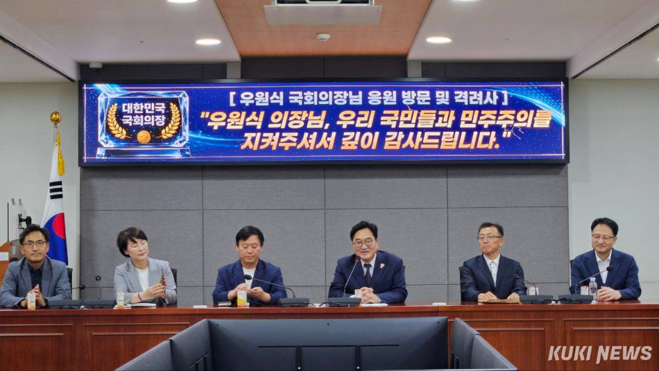 우원식 국회의장이 28일 서울 여의도 국회의원회관에서 열린 ‘제18기 꿈수저청년장학금 수여식 및 기부식’에 참석해 격려사를 하고 있다. 조진수 기자