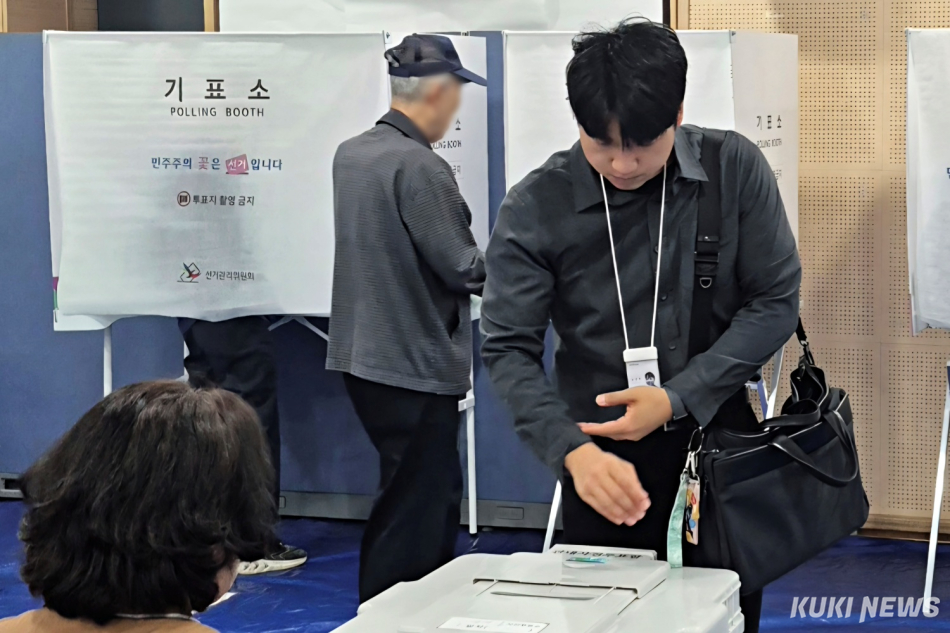 취재진이 29일 서울 관악구 신사동복합청사에 마련된 사전투표소에서 투표하고 있다. 쿠키뉴스 자료사진