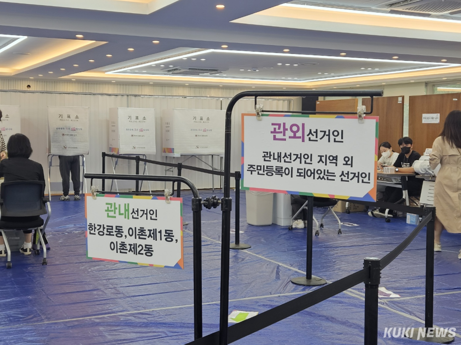 유권자들이 29일 서울 용산구 이촌1동 사전투표소에서 투표하고 있다. 이은서 기자