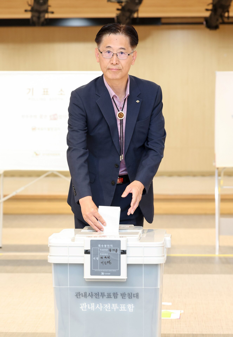 황명석 경북도지사 권한대행은 제9회 전국동시지방선거 사전투표 첫날인 29일 예천군 호명읍 사전투표소에서 투표를 하고 있다. 경북도 제공