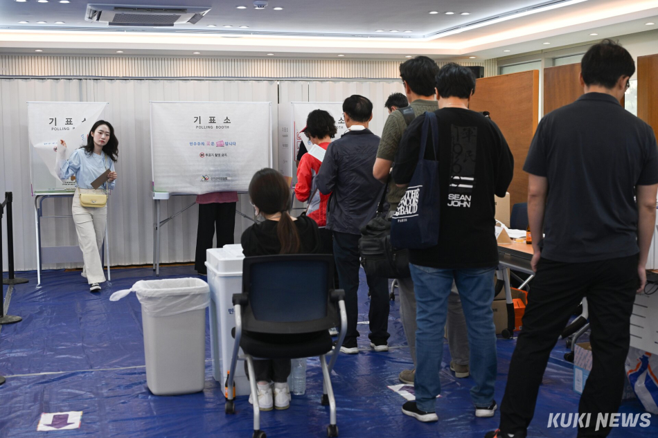 제9회 전국동시지방선거 사전투표 날인 29일 오전 유권자들이 서울 용산구 이촌1동주민센터에 마련된 사전투표소에서 줄을 서고 있다.