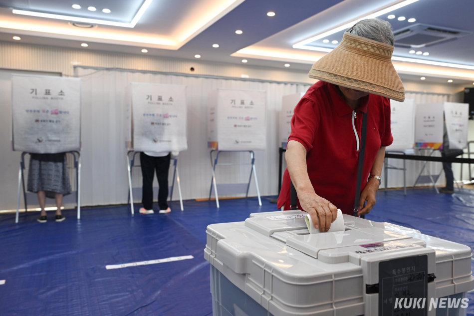 제9회 전국동시지방선거 사전투표 날인 29일 오전 서울 용산구 이촌1동주민센터에 마련된 사전투표소에서 유권자가 투표하고 있다.