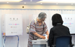 “투표 하고 출근해요”…이른 아침부터 사전투표소 찾은 시민들 [쿠키포토]
