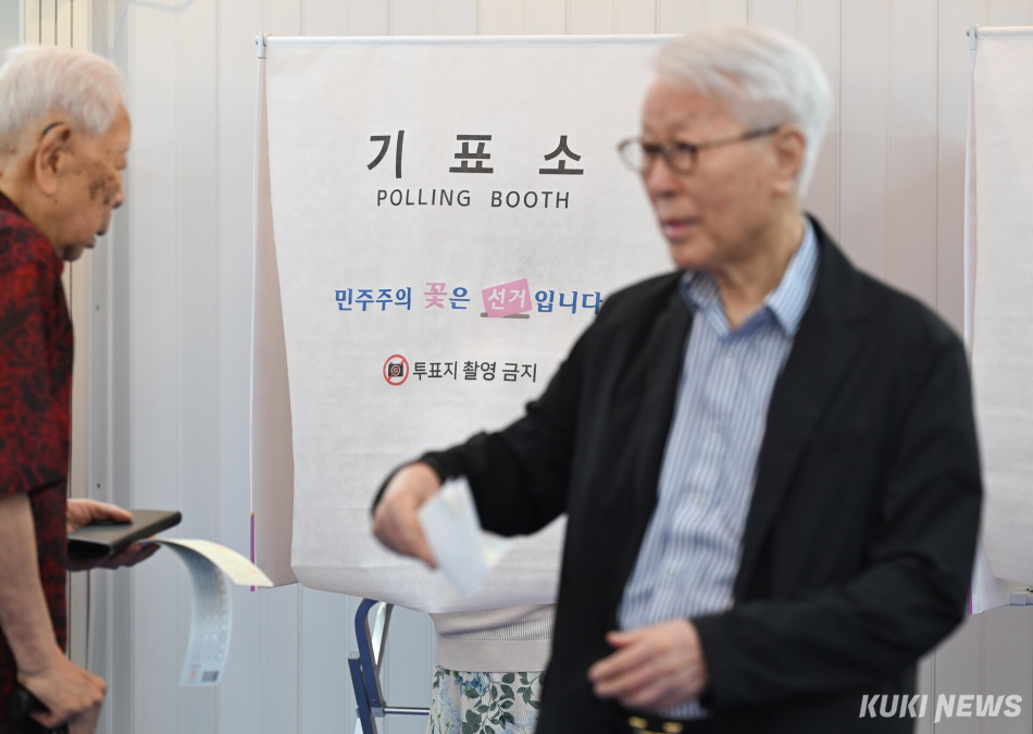 제9회 전국동시지방선거 사전투표 날인 29일 오전 서울 용산구 이촌1동주민센터에 마련된 사전투표소에서 유권자가 투표함에 투표용지를 넣기 위해 이동하고 있다.
