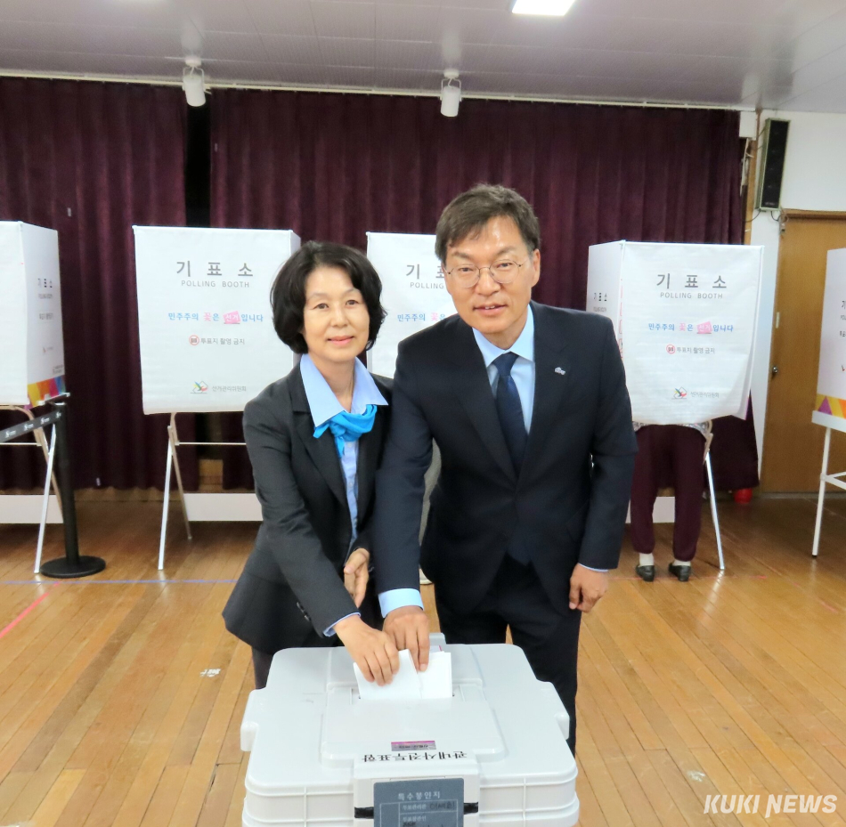김중남 더불어민주당 강릉시장 후보와 부인 이순덕 여사가 29일 오전 7시 토성로 103 강릉초등학교에 마련된 홍제동 사전투표소에서 사전투표를 실시하고 있다. 전인수 기자