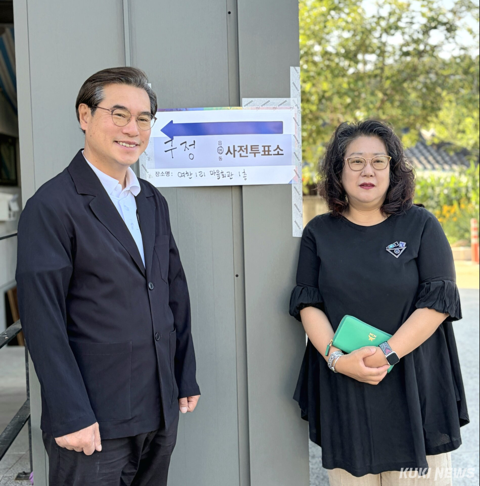 김동기 무소속 강릉시장 후보와 부인 서지원 여사가 29일 오전 7시 30분쯤 구정중앙로 238 여찬1리마을회관에 마련된 구정면사전투표소를 방문해 사전투표를 한 후 인증샷을 찍고 있다. 전인수 기자