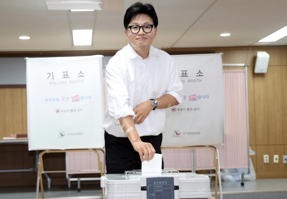 한동훈 무소속 부산 북갑 재보궐선거 후보가 29일 부산 북구 만덕2동 행정복지센터에 마련된 사전투표소에서 투표하고 있다. 연합뉴스