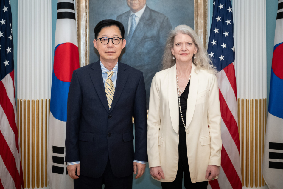 박윤주 외교부 제1차관이 앨리슨 후커 미 국무부 정무차관과 면담하고 있다. 외교부 제공