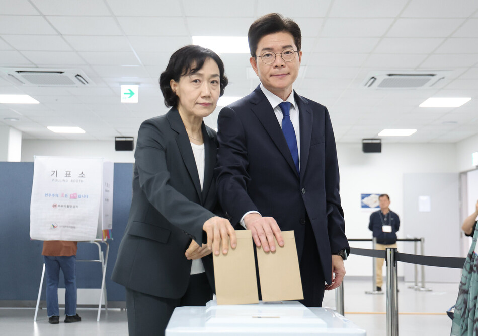 정원오 더불어민주당 서울시장 후보와 문혜정 여사가 29일 서울 중구 소공동 행정복합청사에 마련된 제9회 전국동시지방선거 사전투표소에서 투표하고 있다. 연합뉴스