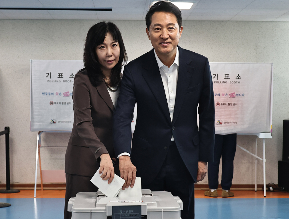 오세훈 국민의힘 서울시장 후보와 송현옥 여사가 29일 서울 용산구 한남동 주민센터에 마련된 제9회 전국동시지방선거 사전투표소에서 투표하고 있다. 연합뉴스