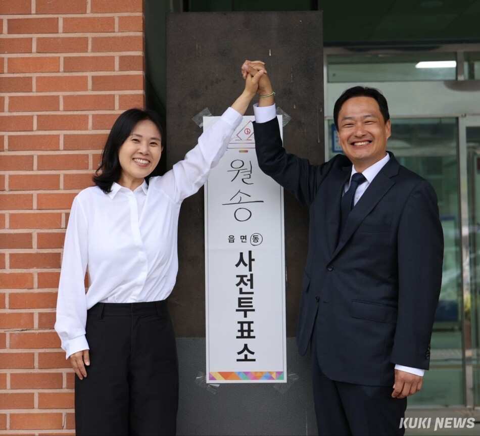 더불어민주당 김영빈 후보(공주·부여·청양)가 29일 오전 공주시 월송동행정복지센터에 마련된 투표소에서 배우자와 함께 사전투표에 마친 뒤 유권자를 향해 투표 참여를 독려했다. 김영빈 선거사무소