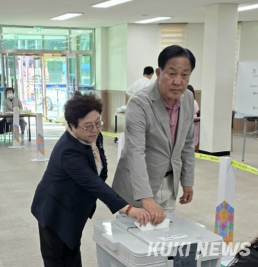 심재국 국민의힘 평창군수 후보와 부인이 29일 오전 용평면 갈정지길 10 금송회관에 마련된 용평면사전투표소를 찾아 제9회 전국동시지방선거 사전투표를 실시하고 있다. 심재국 후보 캠프 제공